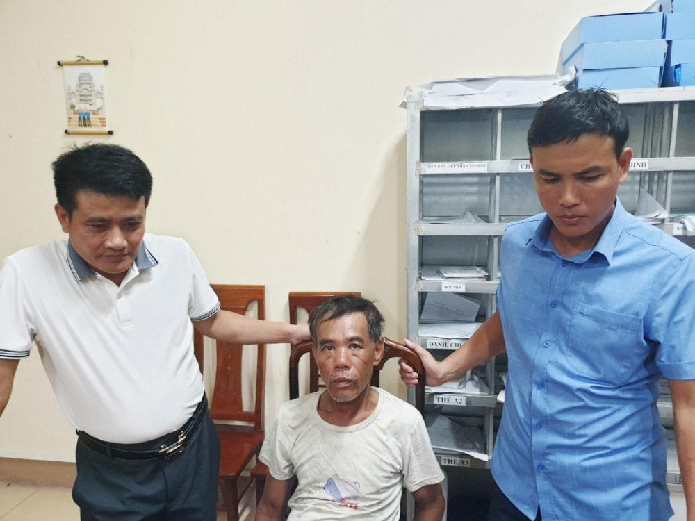 Nghi can Lê Đình Thức (ở giữa) tại cơ quan công an. 
