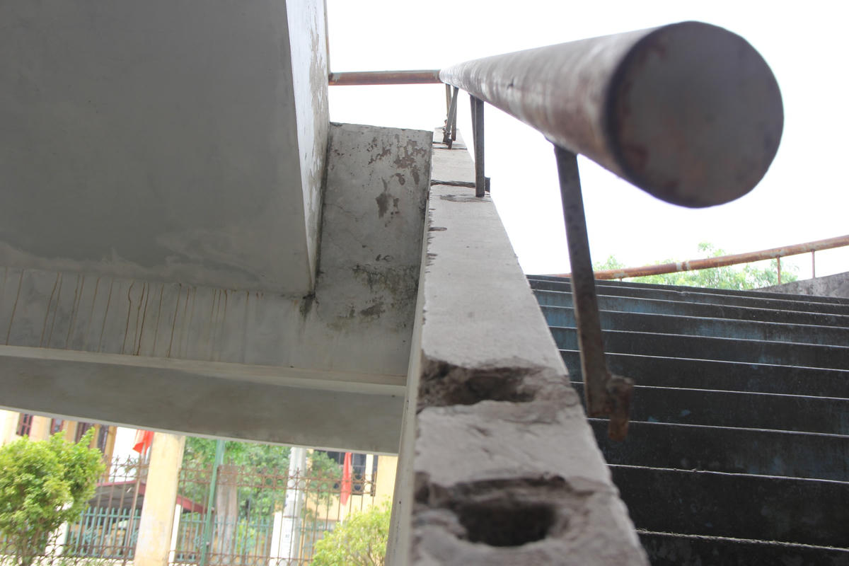 Hà Nội: Sân vận động Phúc Thọ xuống cấp, hư hỏng cần được tu sửa
