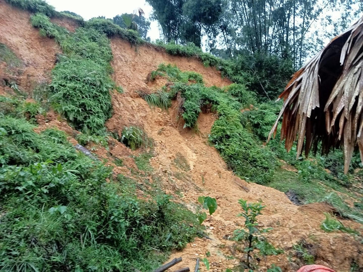 Trong hình 2 điểm sạt lở ở khu vực phố Cát Tiến, thị trấn Yên Cát (huyện Như Xuân) khiến đất đá đổ xuống, đè sập tường nhà dân.