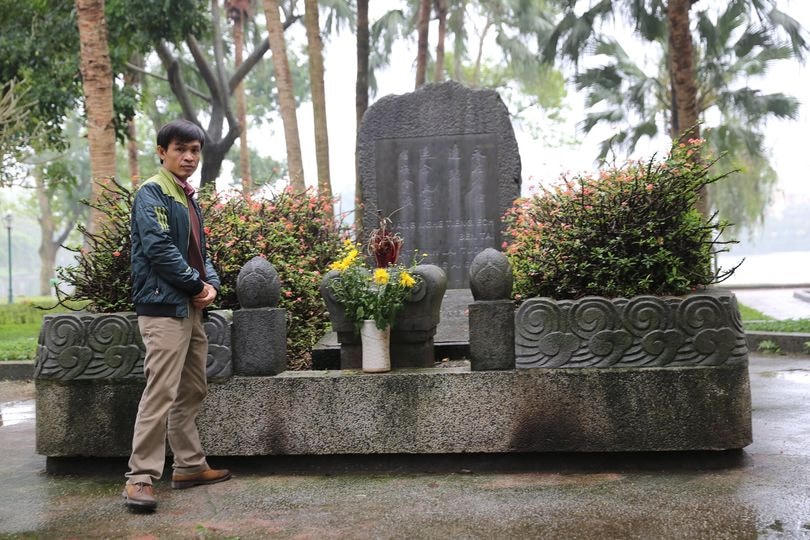 Mộ thi sỹ Tú Xương trong Công viên Hồ Vị Xuyên (TP Nam Định)