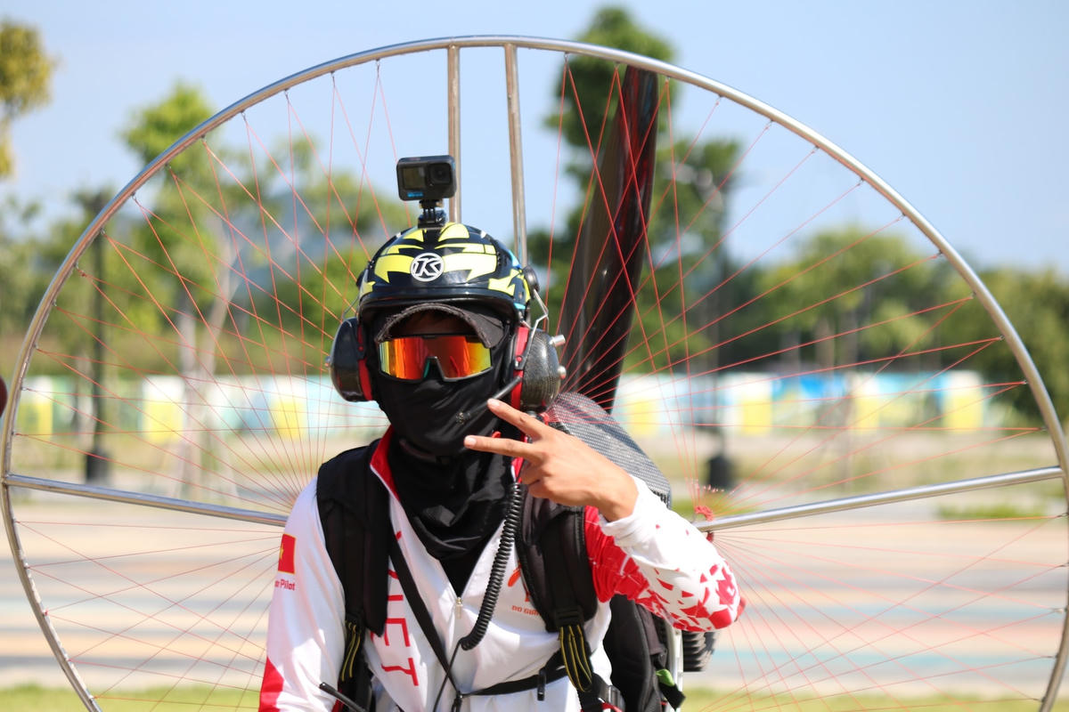 Một phi công chuẩn bị "cất cánh" với tinh thần phấn khởi, hào hứng.