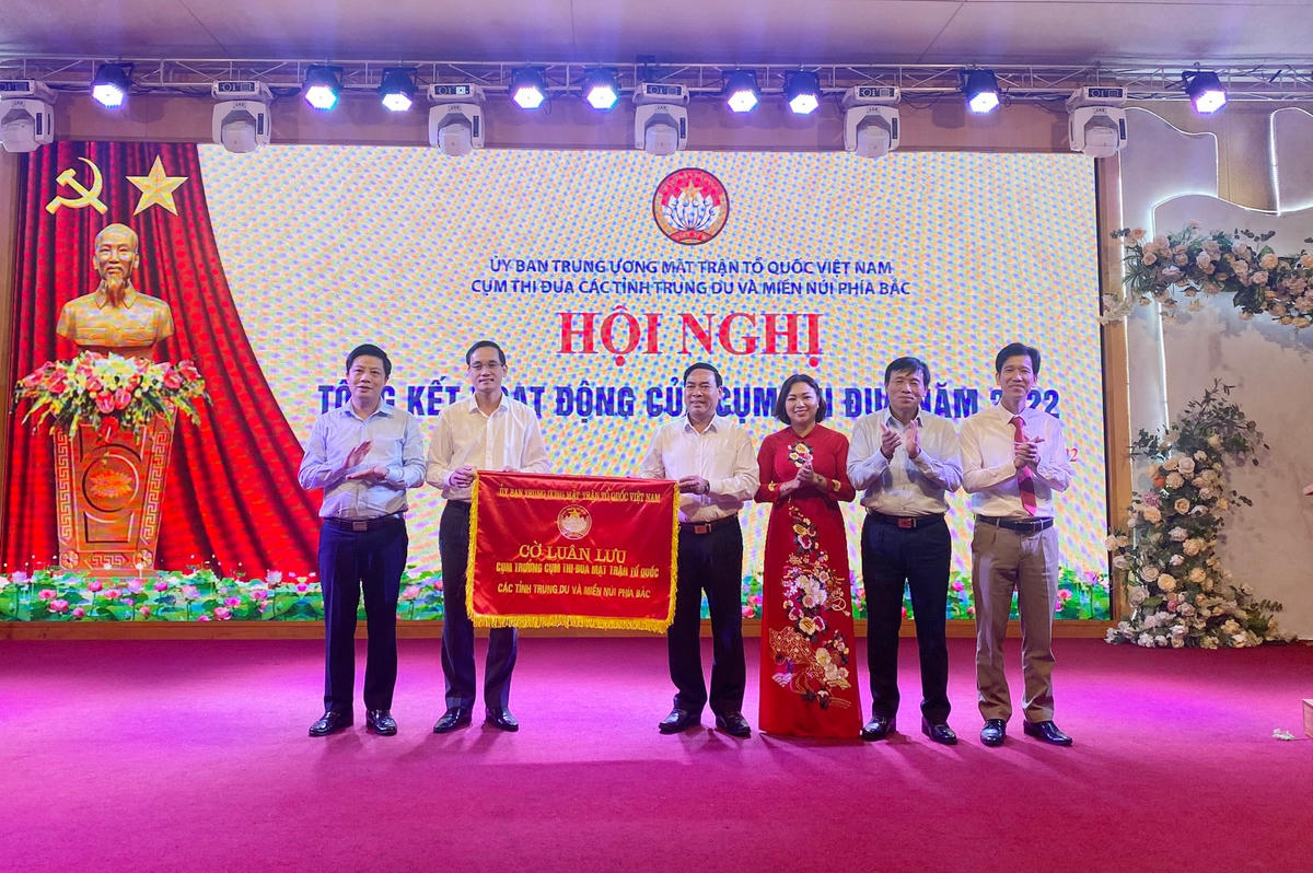 Ủy ban MTTQ Việt Nam tỉnh Hòa Bình trao cờ luân lưu cho Ủy ban MTTQ Việt Nam tỉnh Phú Thọ, Cụm trưởng cụm thi đua năm 2023.