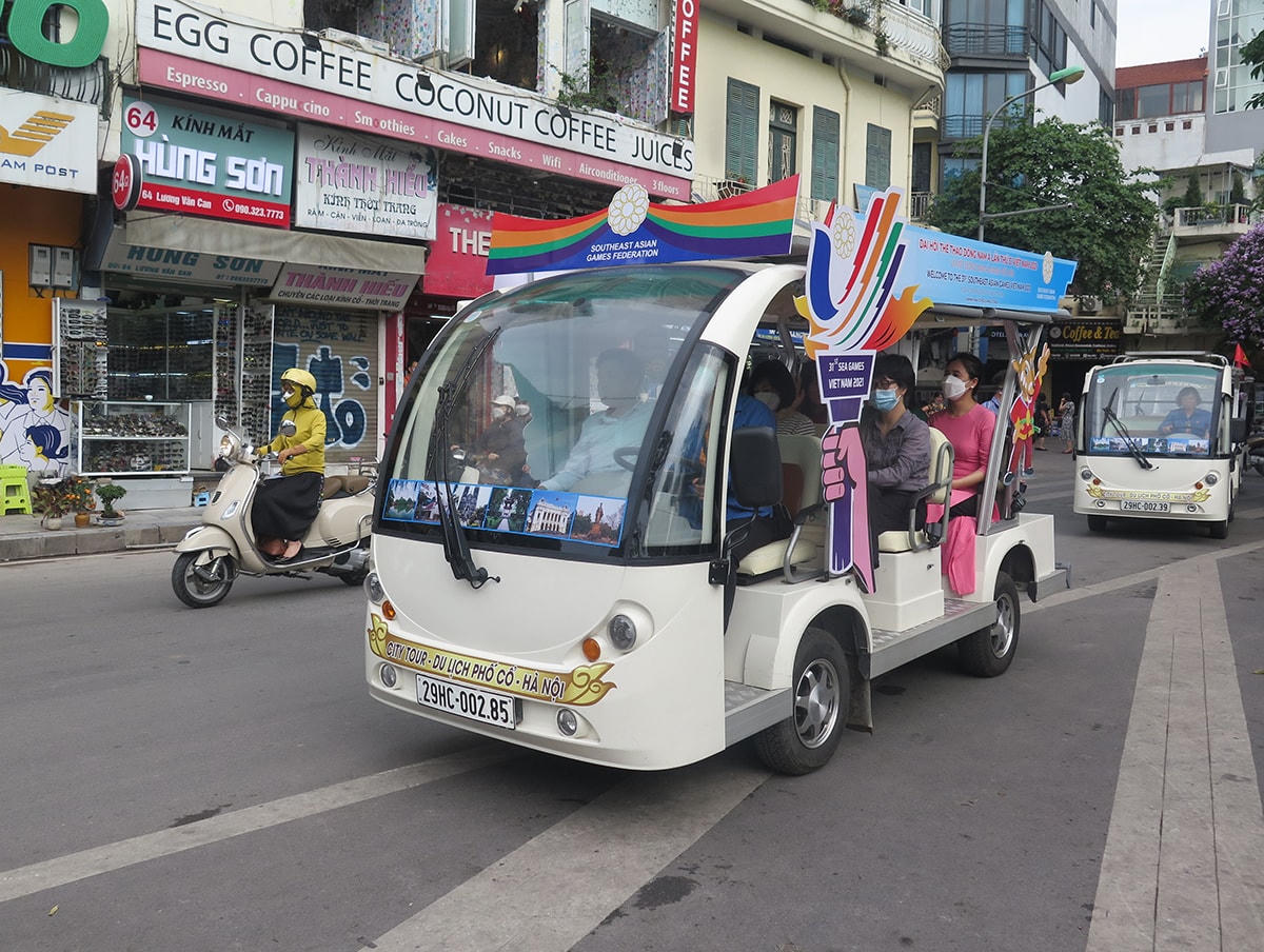 Du khách tham gia tour “Du lịch xanh trong thành phố xanh”.