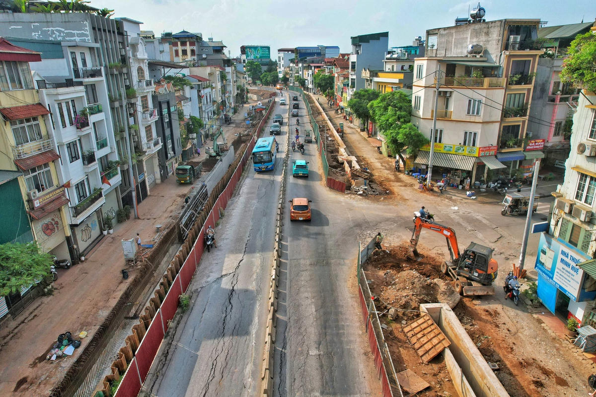 Hà Nội: Loạt vết nứt toác trên mặt đường đê Âu Cơ đã được vá