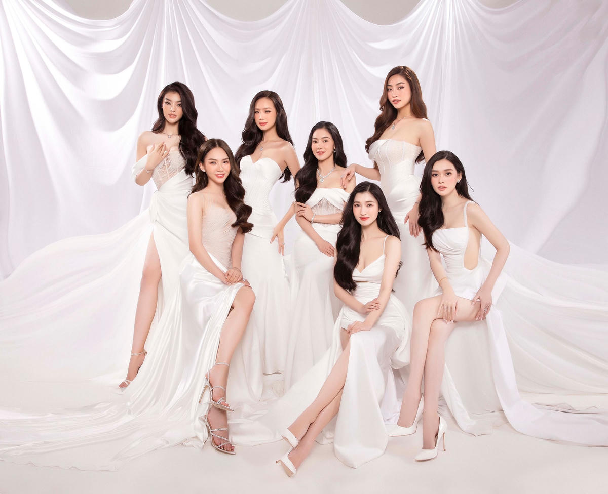 Chung khung hình với 6 nàng hậu Miss World Vietnam, Á hậu Kiều Loan gây chú ý vì can thiệp thẩm mỹ với khuôn mặt khác lạ, đặc biệt là chiếc mũi cao hơn bình thường.