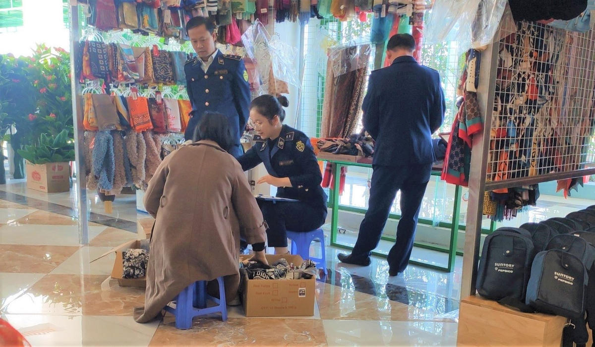 Cơ quan chức năng lập biên bản đối với số hàng giả, hàng nhái, hàng không rõ nguồn gốc tại Trạm dừng nghỉ Xuân Khiêm.