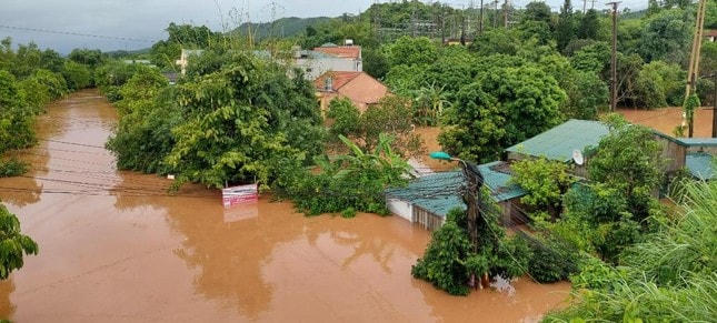 Khu phố Long Thành, thị trấn Tiên Yên, Quảng Ninh chìm sâu trong biển nước.