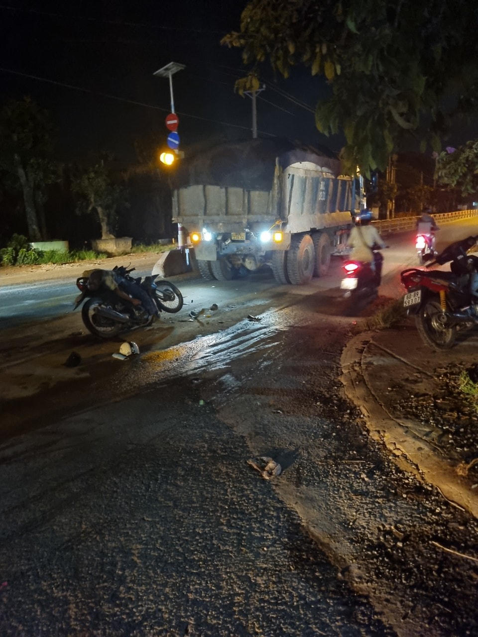 Hiện trường vụ tai nạn giao thông khiến nam thanh niên tử vong tại chỗ. (Ảnh: CTV).