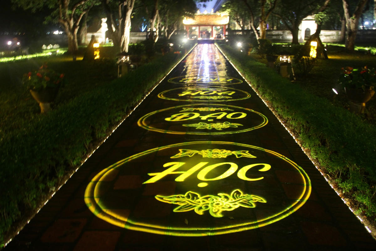 Ngay khi bước qua cổng chính (Văn Miếu Môn), khách tham quan được chìm đắm vào một khúc dạo đầu nhẹ nhàng và thư thái của sắc màu và âm thanh trong khu Nhập đạo. Dọc trên trục đường chính từ cổng Văn Miếu đến cổng Đại Trung, bốn từ “Tinh Hoa Đạo Học” được xếp thành hàng dọc thể hiện một thông điệp, trục đường chính dẫn vào Văn Miếu - Quốc Tử Giám chính là con đường dẫn đến tinh hoa đạo học của người Việt.