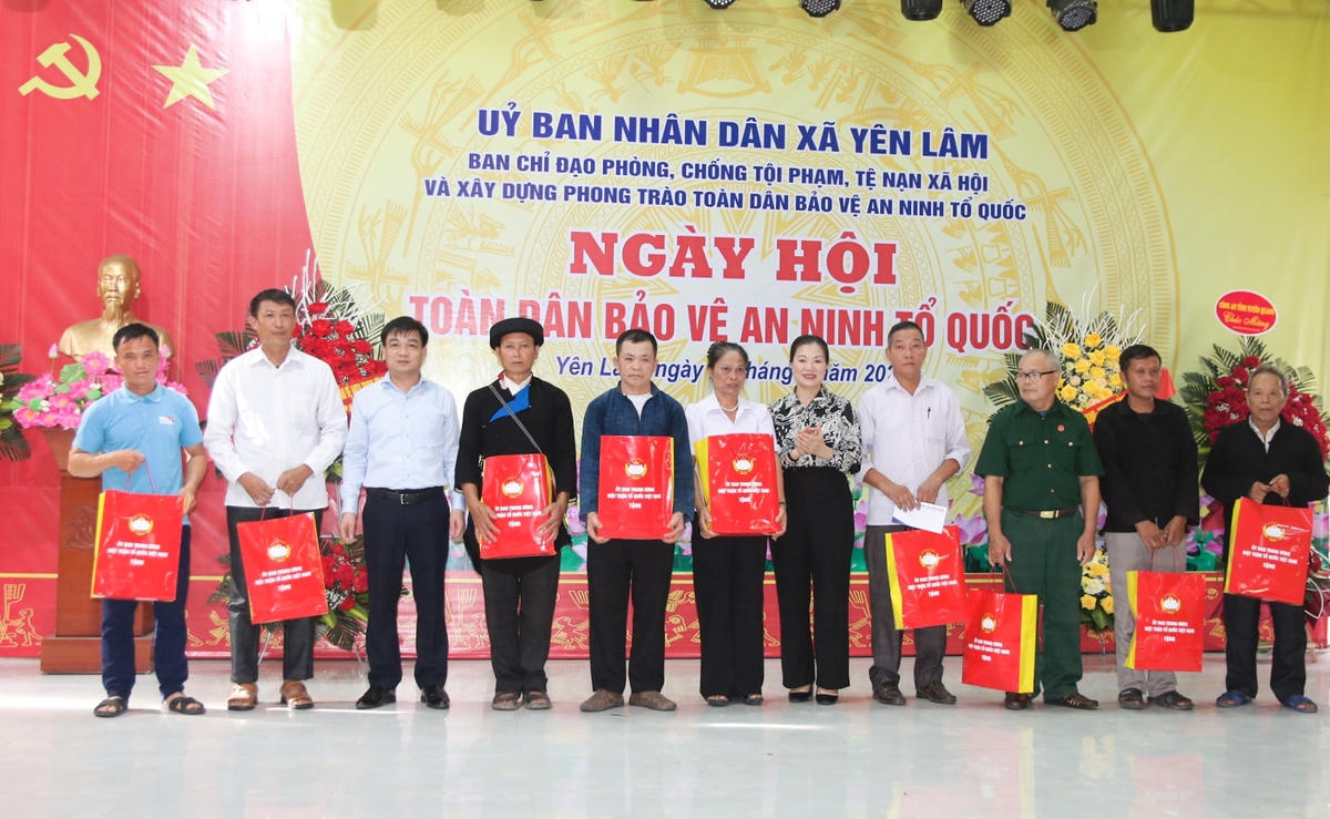 Phó Chủ tịch Trương Thị Ngọc Ánh tặng quà các tập thể, cá nhân tích cực thực hiện phong trào toàn dân bảo vệ ANTQ có hoàn cảnh khó khăn tại xã Yên Lâm.