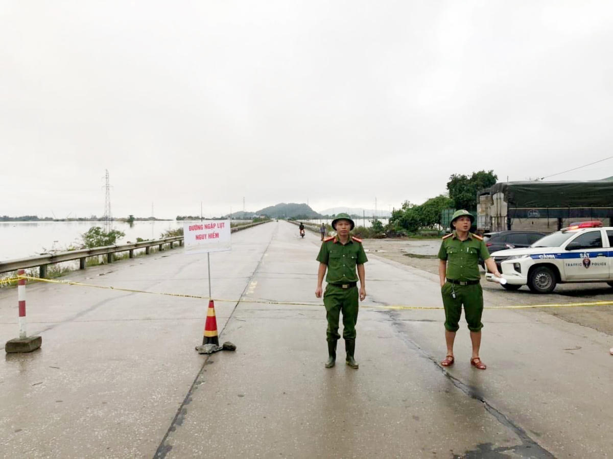 Trước đó, lực lượng chức năng lập chốt cấm phương tiện qua lại khu vực QL1A đoạn xã Xuân  Lam vì ngập sâu.