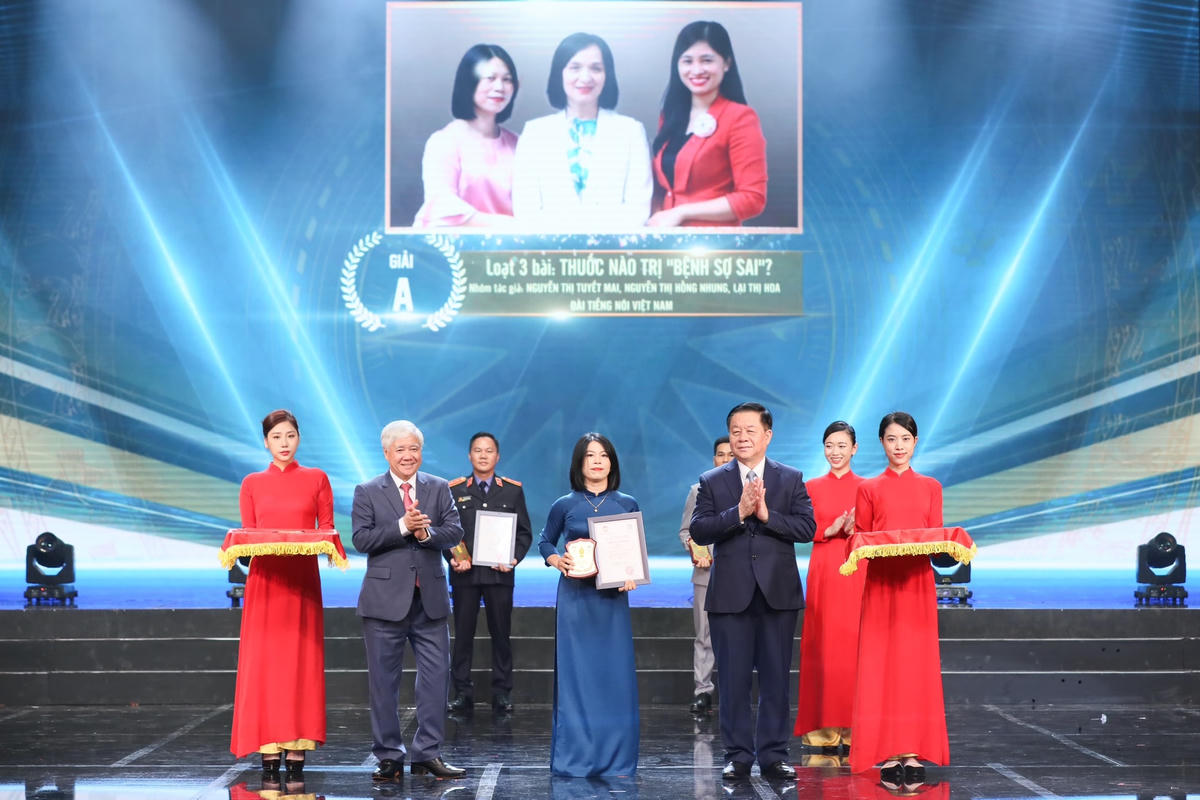 Trưởng Ban Tuyên giáo Trung ương Nguyễn Trọng Nghĩa và Chủ tịch UBTƯ MTTQ Việt Nam Đỗ Văn Chiến trao Giải A cho các tác giả, nhóm tác giả. Ảnh: Quang Vinh.
