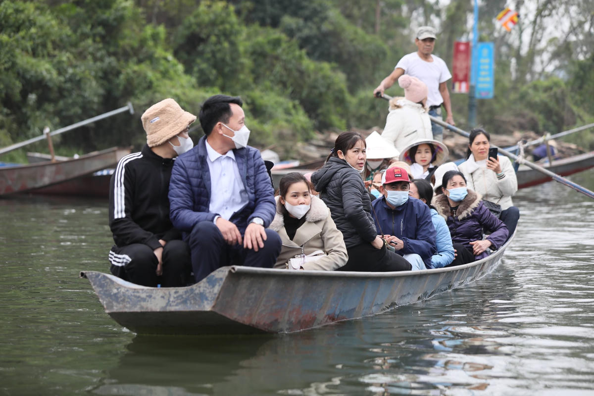 Nhiều thuyền, đò tại suối Yến (chùa Hương) không trang bị áo phao cho khách. Ảnh: Quang Vinh.