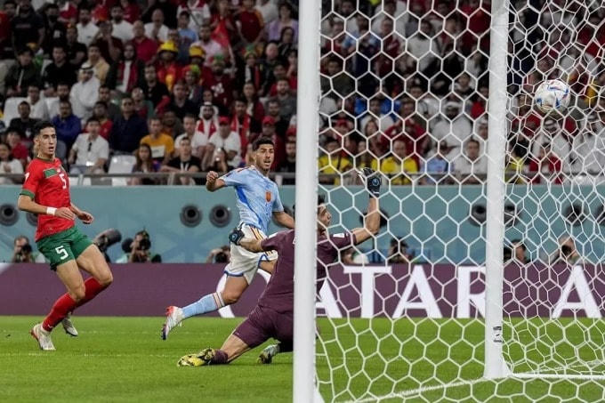 Asensio phá bẫy việt vị và cdứt điểm nhưng bóng lại đi không trúng đích.