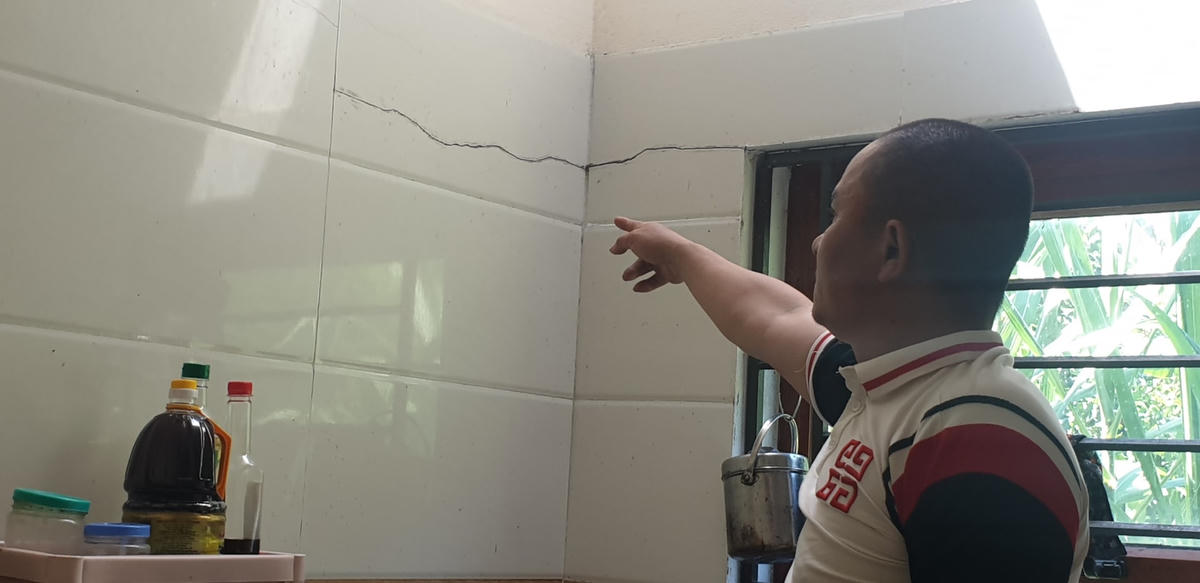 Gian bếp của nhà anh Bùi Văn Minh bị nứt vỡ tường gạch.