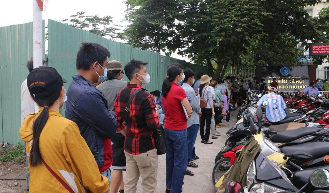 Người lao động chờ rút BHXH một lần tại Thủ Đức (TPHCM).