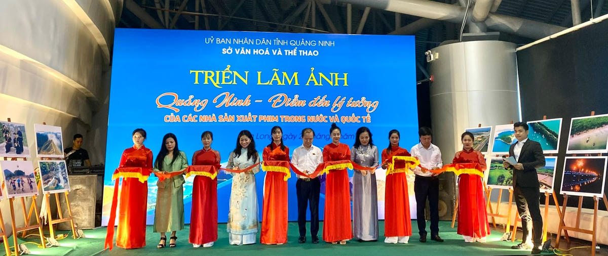 Các đại biểu cắt băng khai mạc triển lãm ảnh “Quảng Ninh - Điểm đến lý tưởng của các nhà sản xuất phim trong nước và quốc tế”.