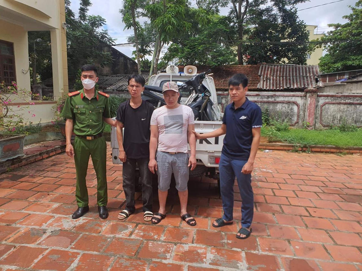 Hai đối tượng tại cơ quan công an.