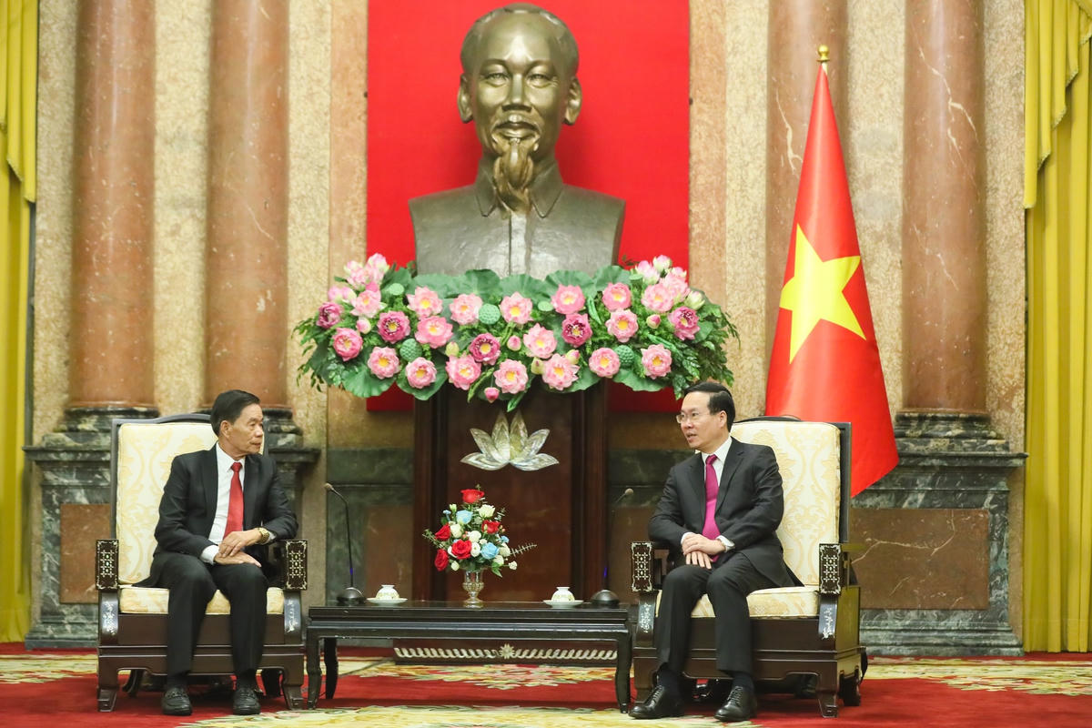Chủ tịch Ủy ban Trung ương Mặt trận Lào xây dựng đất nước Sinlavong Khoutphaythoune cùng Đoàn đại biểu chào xã giao Chủ tịch nước Võ Văn Thưởng. Ảnh: Quang Vinh.