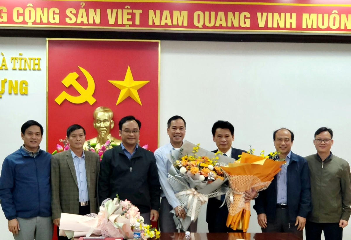 Cấp ủy Sở Xây dựng tặng hoa chúc mừng tân Giám đốc Sở.