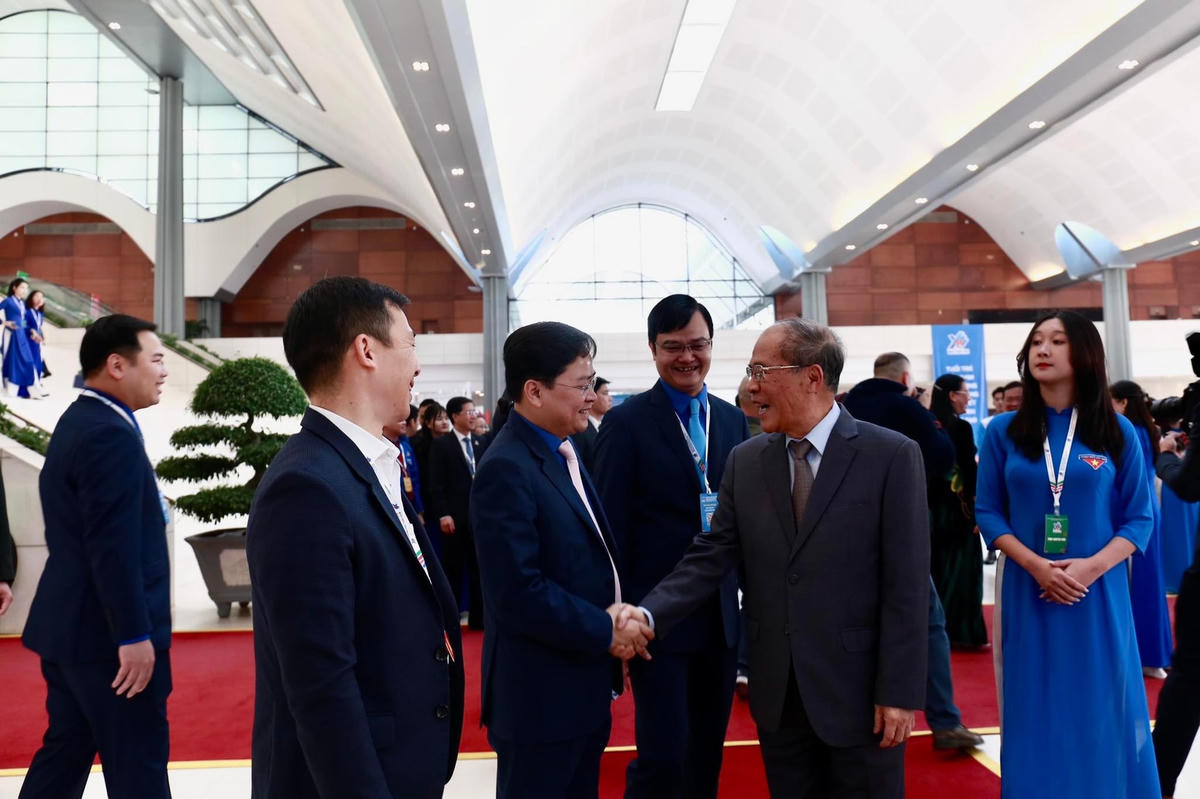 Lãnh đạo Đảng, Nhà nước tới dự Đại hội, thăm quan triển lãm, chụp ảnh cùng các đại biểu.