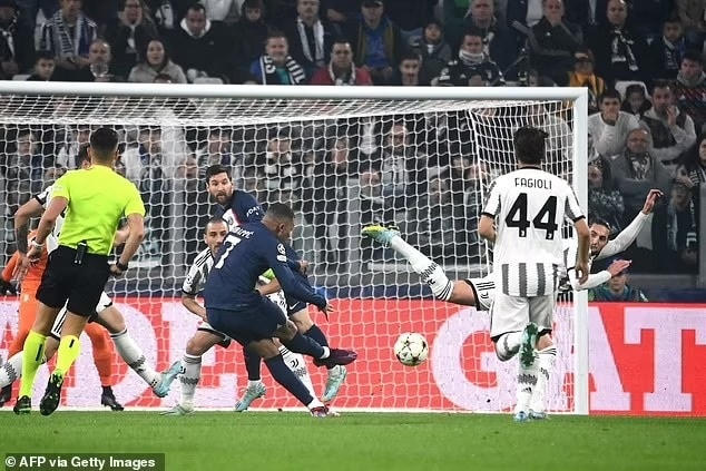 Mbappe cứa lòng chân phải điệu nghệ giúp PSG mở tỷ số ở phút 13 của trận đấu (Ảnh: Getty).
