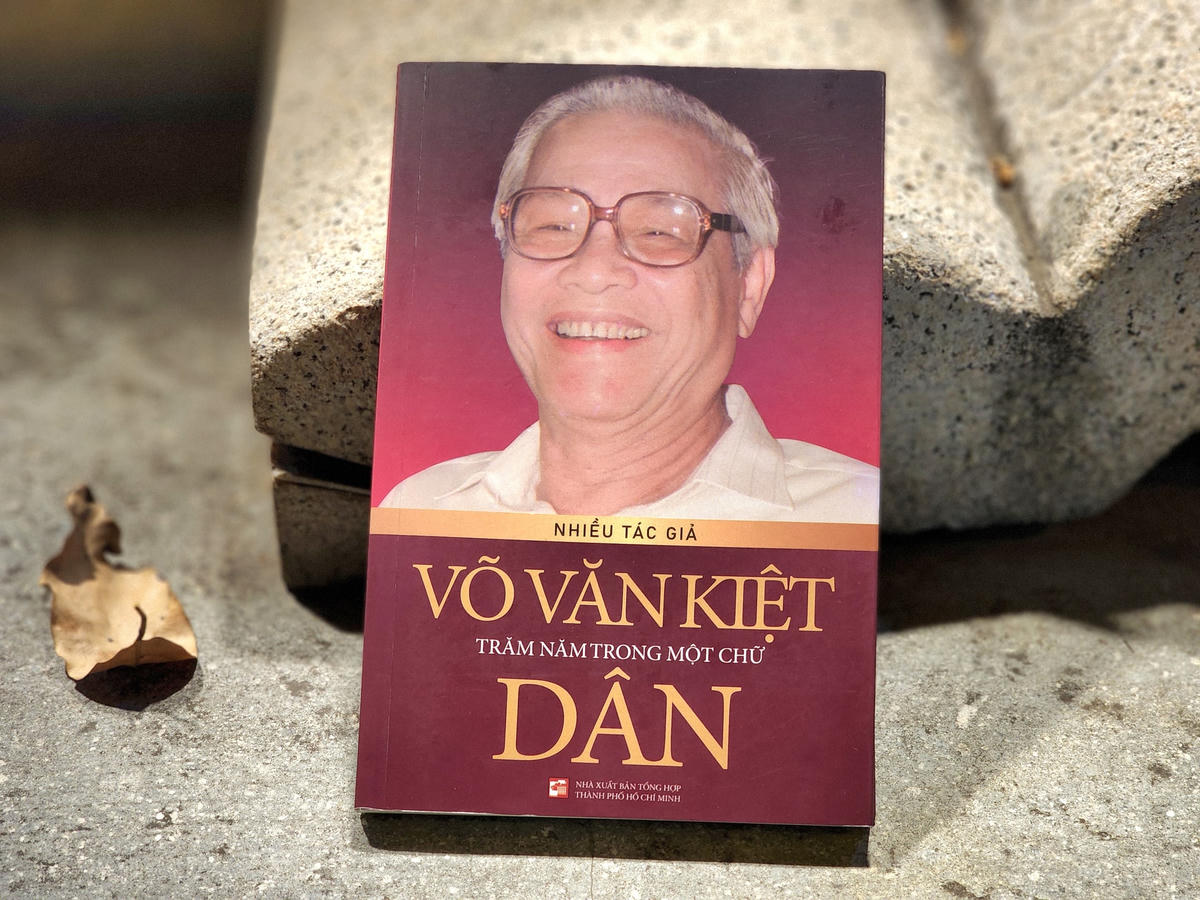 Trang bìa 1 cuốn sách “Võ Văn Kiệt - Trăm năm trong một chữ Dân”.