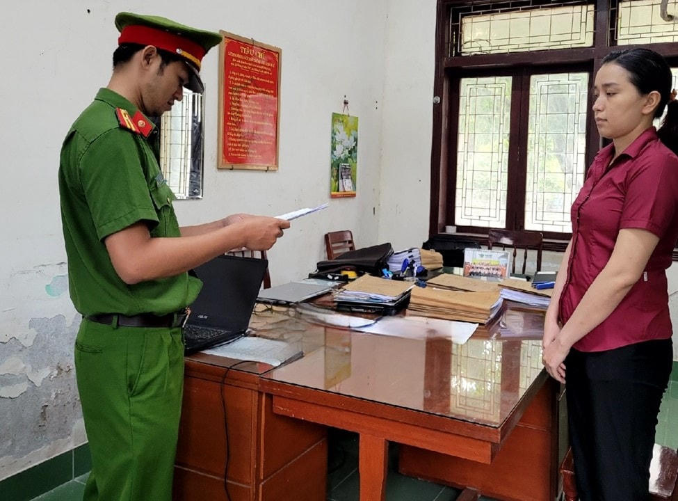 Lực lượng Công an đọc quyết định bắt bà Nguyễn Thị Phương. Ảnh CA Quảng Ngãi.