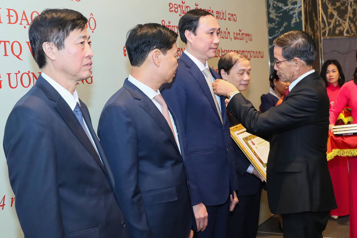 Ủy viên Bộ Chính trị Đảng Nhân dân Cách mạng Lào, Chủ tịch Uỷ ban Trung ương Mặt trận Lào xây dựng đất nước Sinlavong Khoutphaythoune trao tặng Huân chương Ít-xa-la hạng II, III cho các cá nhân.