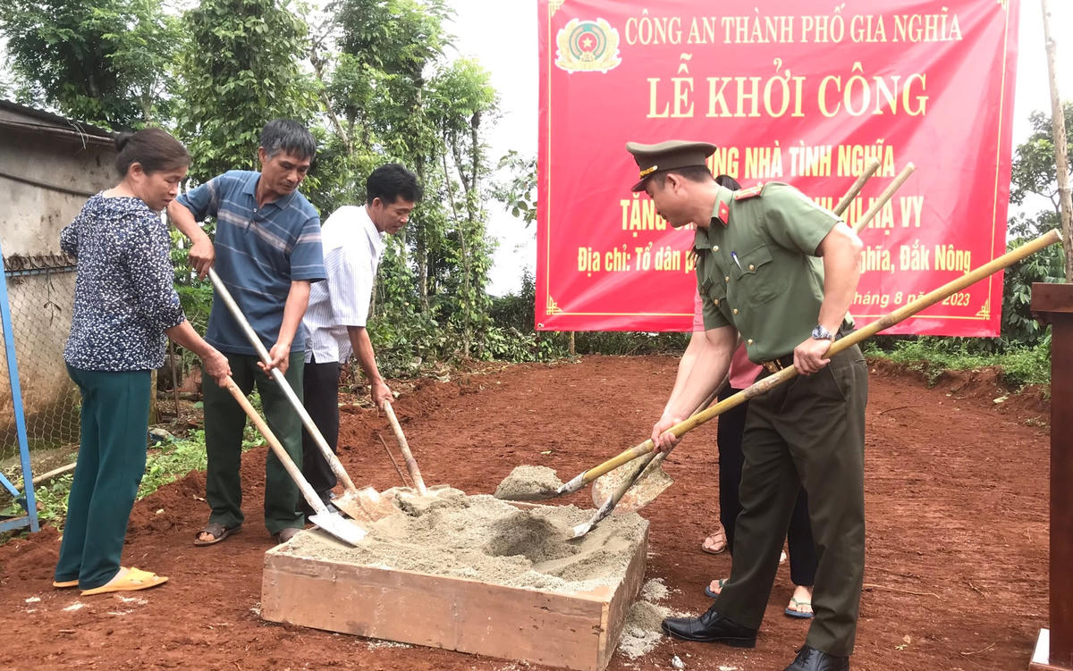 Công an thành phố Gia Nghĩa khởi công xây dựng Nhà tình nghĩa cho hộ dân có hoàn cảnh khó khăn trên địa bàn.