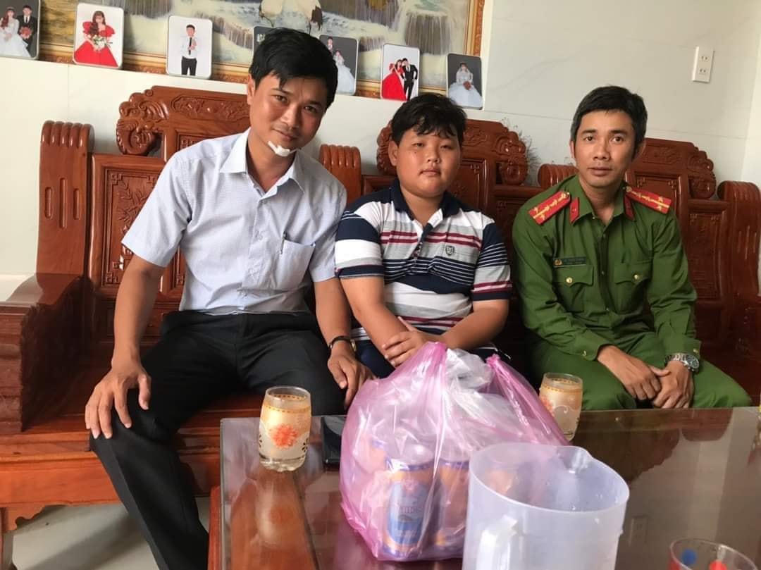 Em Võ Tấn Đệ (ở giữa) cứu sống 2 nạn nhân đuối nước. 