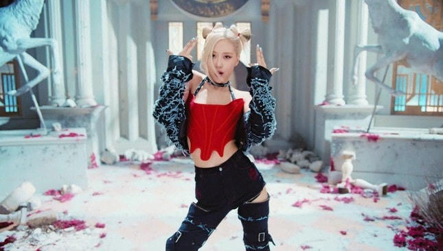 Rosé với kiểu tóc ấn tượng. Điều này khiến cộng đồng fan vô cùng thích thú bởi từ bấy lâu nay, tóc cô chỉ luôn tập khuôn một kiểu tóc vàng và ép thẳng.