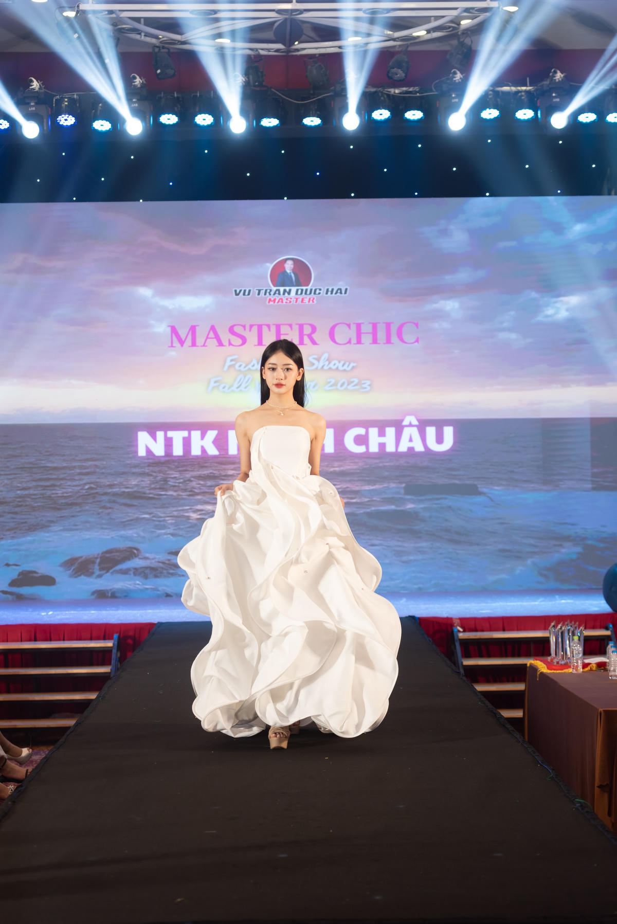 NTK Minh Châu từ thành phố Hải Phòng mang đến fashion show một bộ sưu tập mang tên "Bình minh trên biển”.