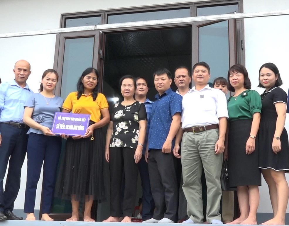 Ủy ban MTTQ huyện Nguyên Bình trao tiền hỗ trợ làm nhà đại đoàn kết cho hộ nghèo.  