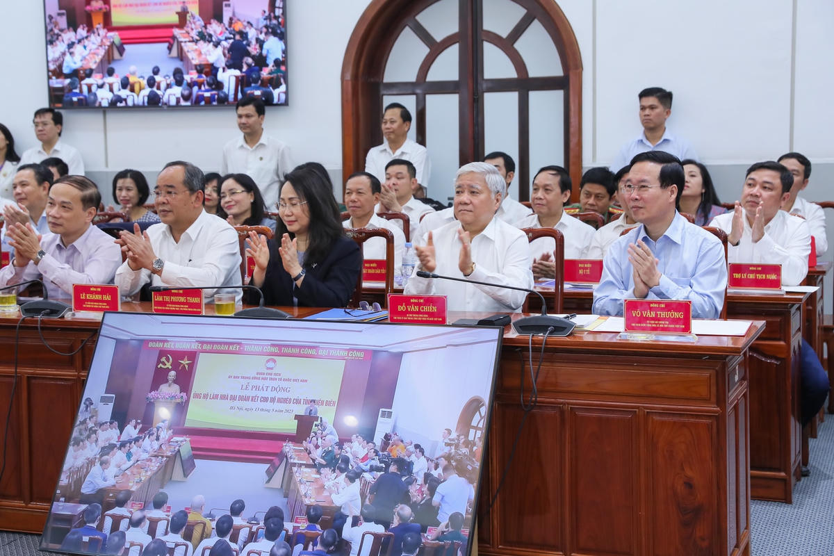 Chủ tịch nước Võ Văn Thưởng, Chủ tịch UBTƯ MTTQ Việt Nam Đỗ Văn Chiến cùng các đại biểu tham dự Lễ phát động. Ảnh: Quang Vinh.    