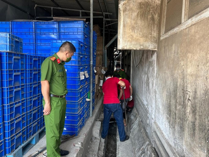 Cơ quan chức năng tiến hành khai quật các hầm chôn chất thải tại Xí nghiệp đèn ống của Công ty cổ phần Bóng đèn Điện Quang. (Ảnh: Công an cung cấp).
