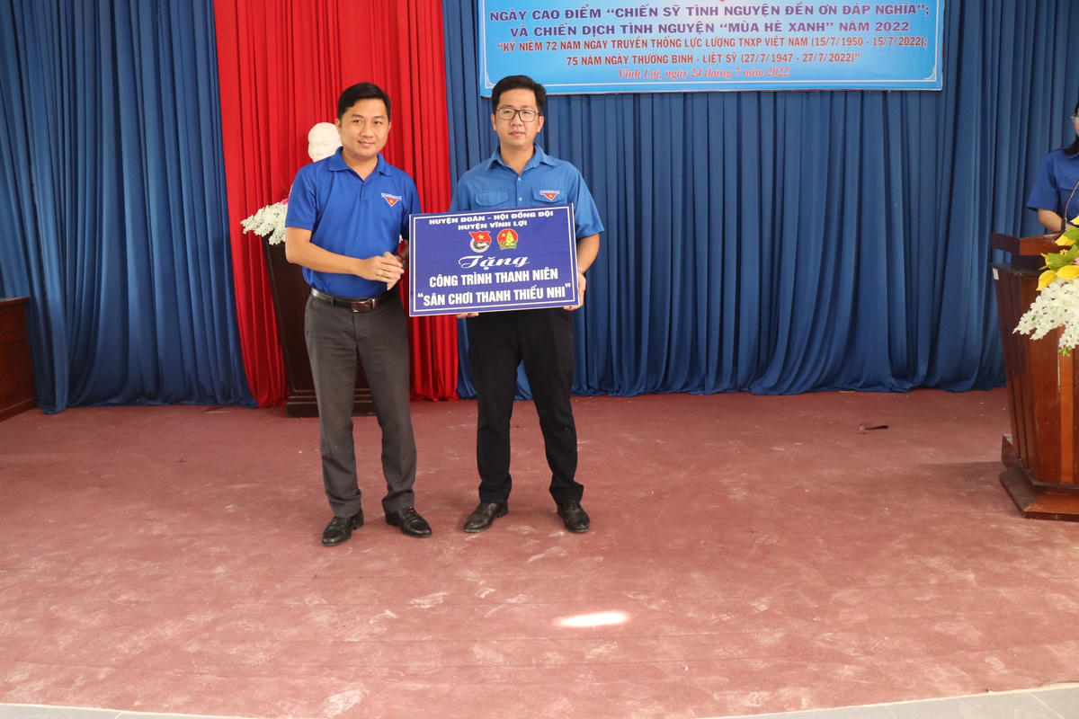 Huyện Đoàn Vĩnh Lợi tặng 1 công trình sân chơi thiếu nhi cho xã Hưng Phú.