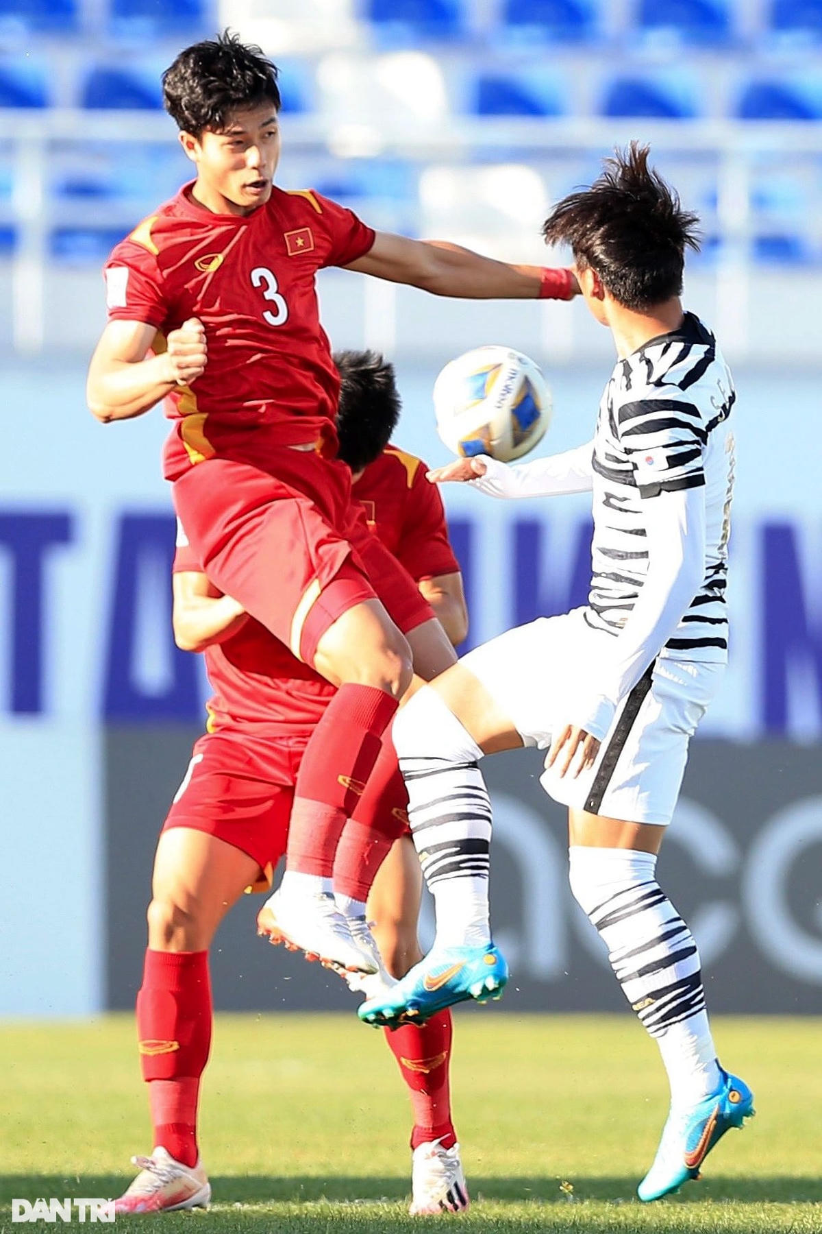 U23 Việt Nam vẫn đang phòng ngự đầy kiên cường. Ảnh: Dân Trí.