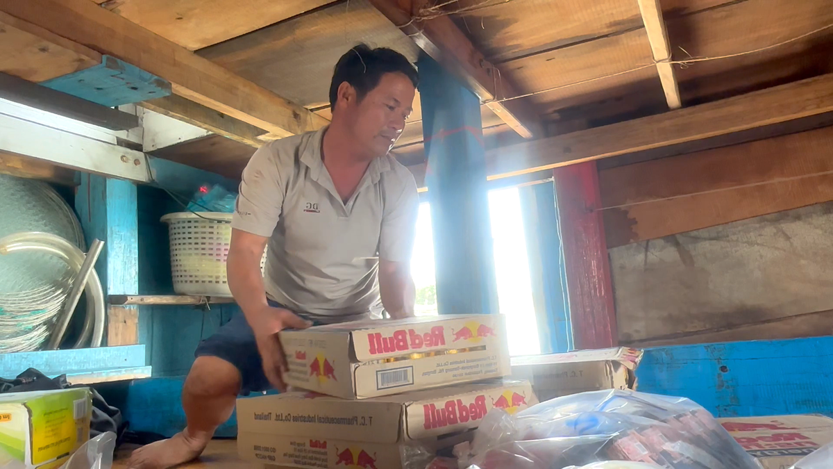 Ngư dân Leo đưa đồ đạc lên tàu chuẩn bị vươn khơi.