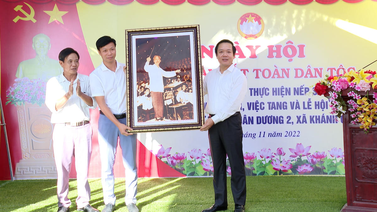 Ông Phạm Quang Ngọc, Chủ tịch UBND tỉnh Ninh Bình trao bức tranh "Bác Hồ bắt nhịp bài ca kết đoàn". Ảnh: NBTV.