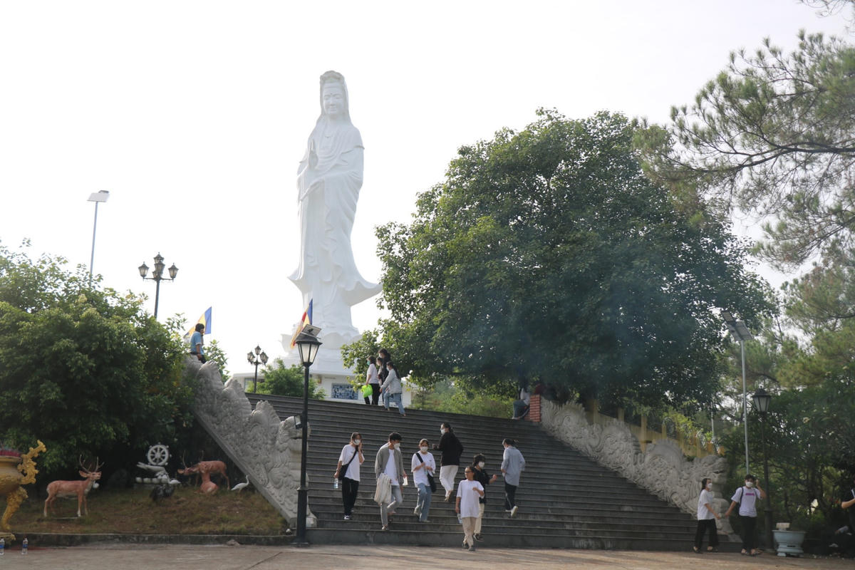 Trước khi bước vào kỳ thi THPT Quốc gia 2022, rất nhiều sĩ tử tại tỉnh Thừa Thiên - Huế đã đến tượng Phật Quan Thế Âm Bồ Tát, nằm ở xã Thủy Bằng (thành phố Huế, tỉnh Thừa Thiên-Huế) để cầu nguyện với mong muốn gặp được nhiều may mắn, mọi điều suôn sẻ trong kỳ thi sắp đến.