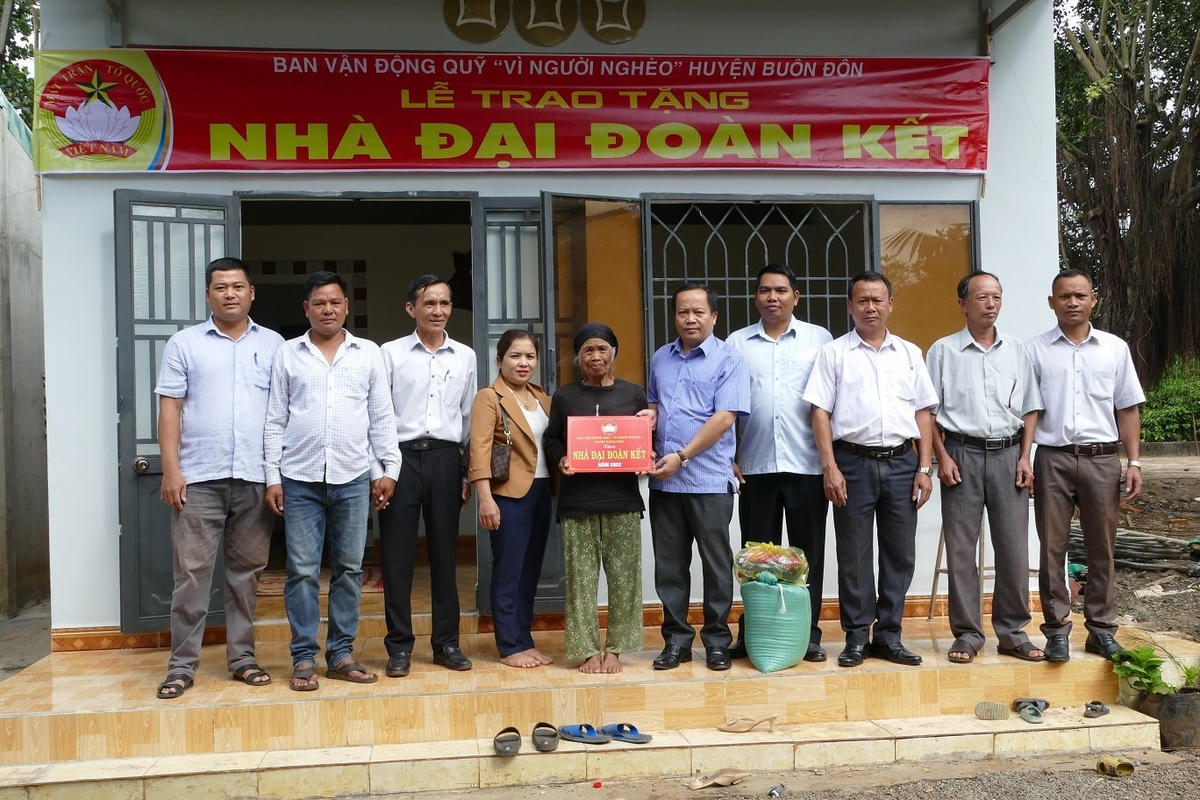 Mặt trận huyện Buôn Đôn trao nhà Đại đoàn kết cho hộ nghèo.