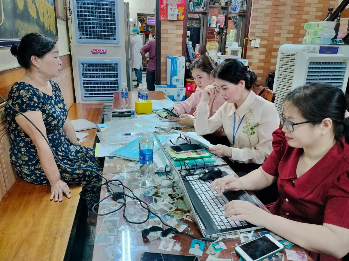 Đoàn kiểm tra của Sở Y tế và Chi cục An toàn vệ sinh thực phẩm tỉnh làm việc với chủ quán.