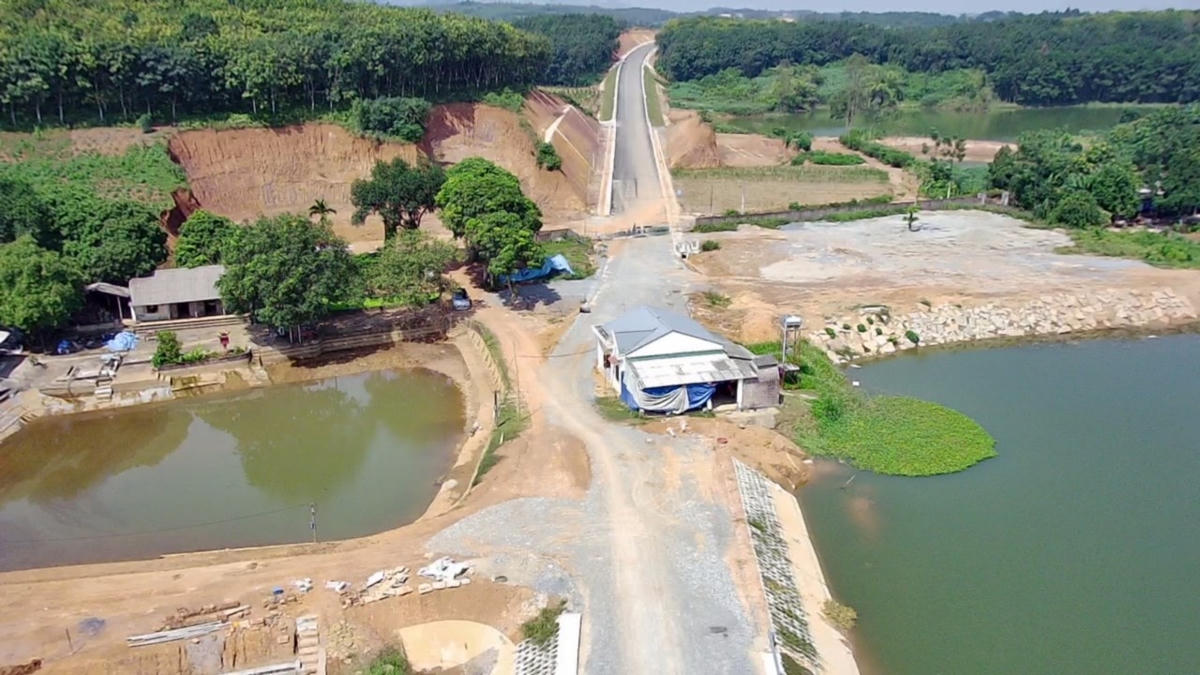 Tuy nhiên, tại khu Vạn Thắng (xã Đồng Lương) lại xuất hiện một ngôi nhà nằm giữa đường. Đây là ngôi nhà của gia đình ông Đỗ Hải Lý (56 tuổi). Ảnh: Ngô Hùng