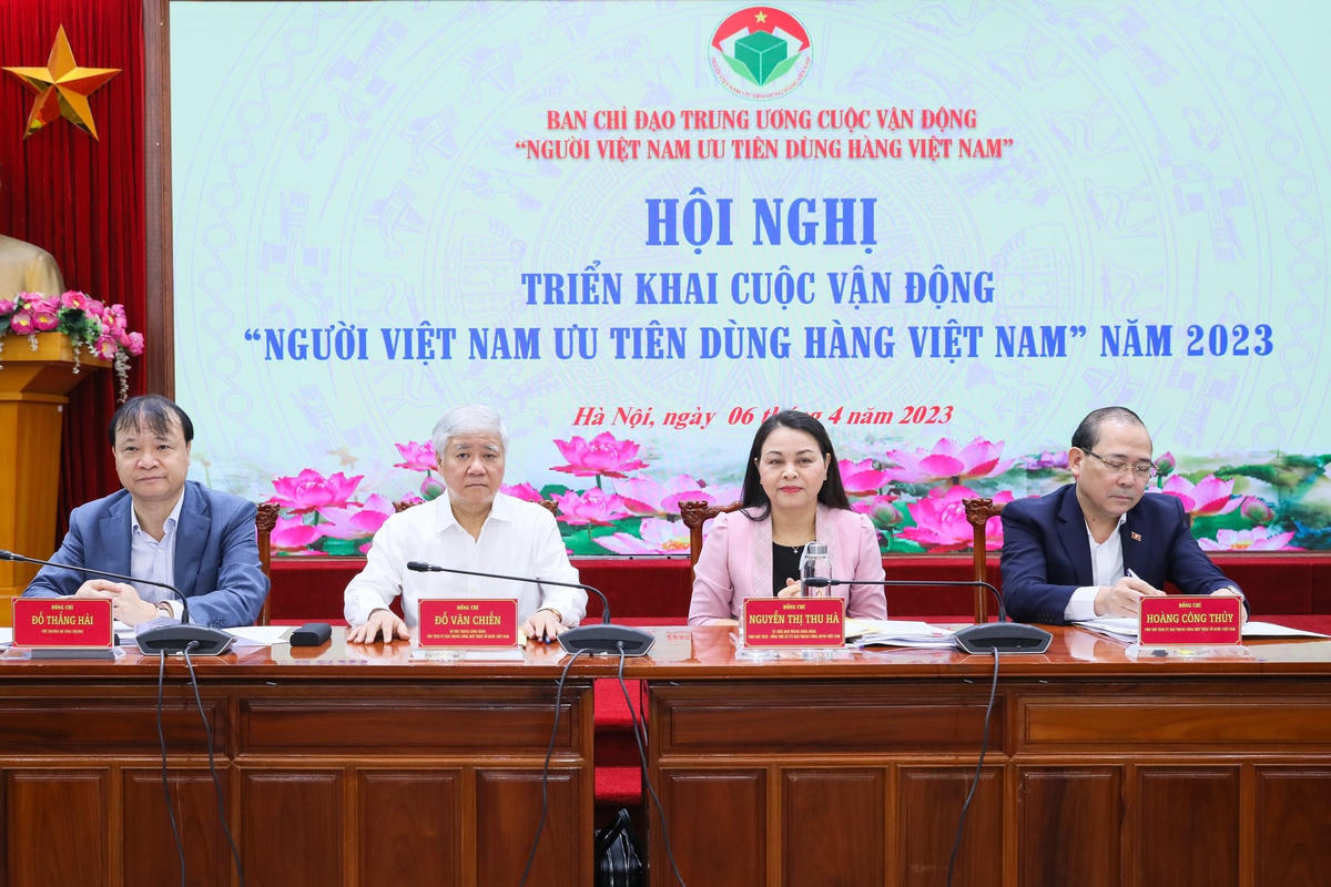 Chủ trì Hội nghị.