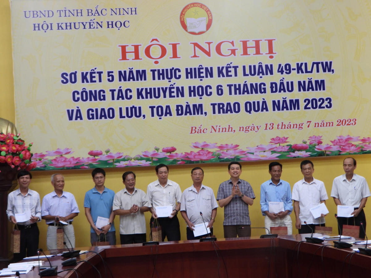 Ông Nguyễn Văn Triển - Phó Chủ tịch Ủy ban MTTQ tỉnh Bắc Ninh và ông Trịnh Nam Điền - Chủ tịch Hội Khuyến học tỉnh trao quà cho đại diện các dòng họ có hoàn cảnh khó khăn.