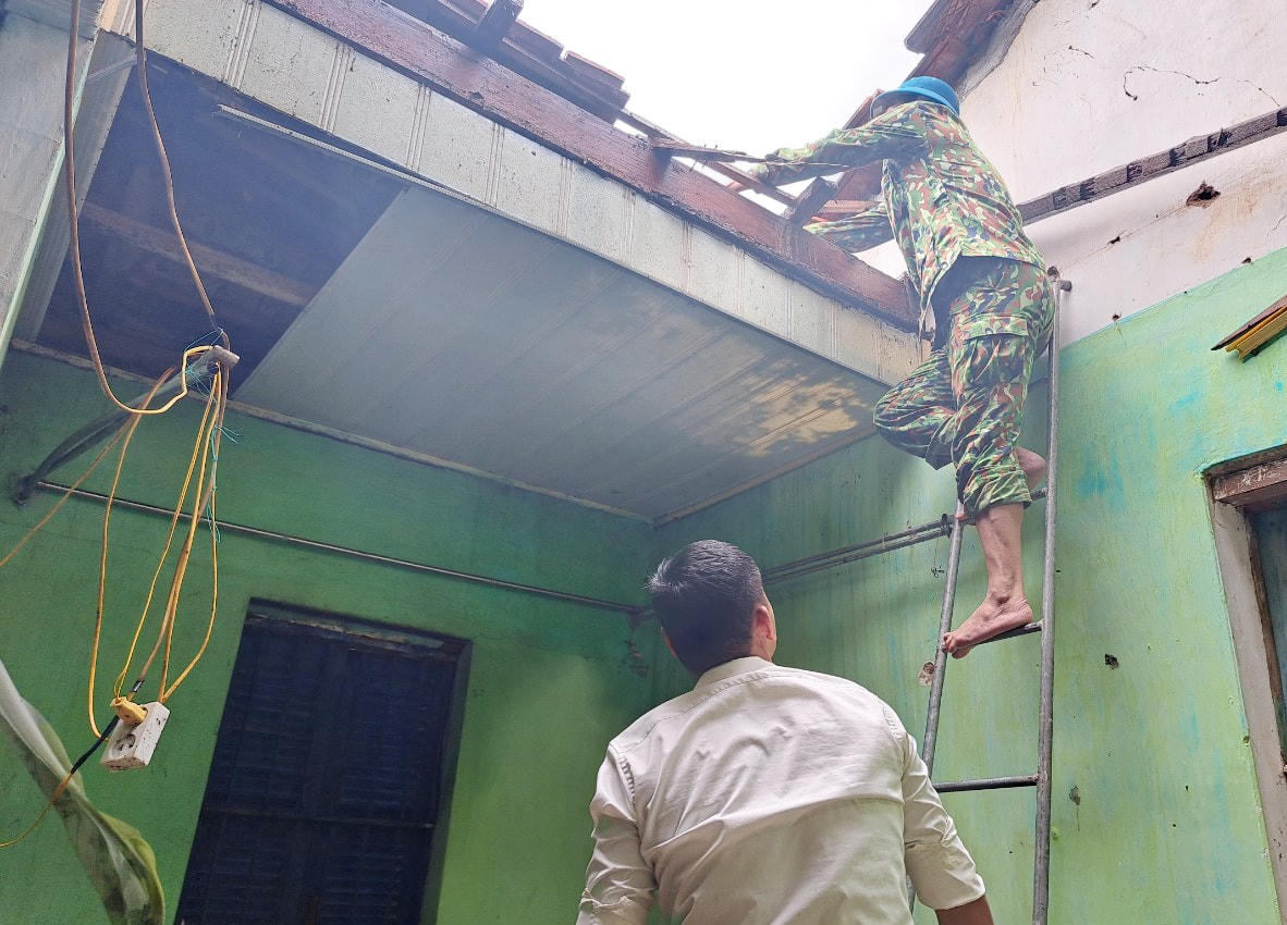 Lực lượng chức năng phối hợp cùng chính quyền địa phương đã đến thăm hỏi, đồng thời huy động lực lượng dọn dẹp nhà cửa và tiến hành lợp lại mái nhà cho những hộ dân bị ảnh hưởng.