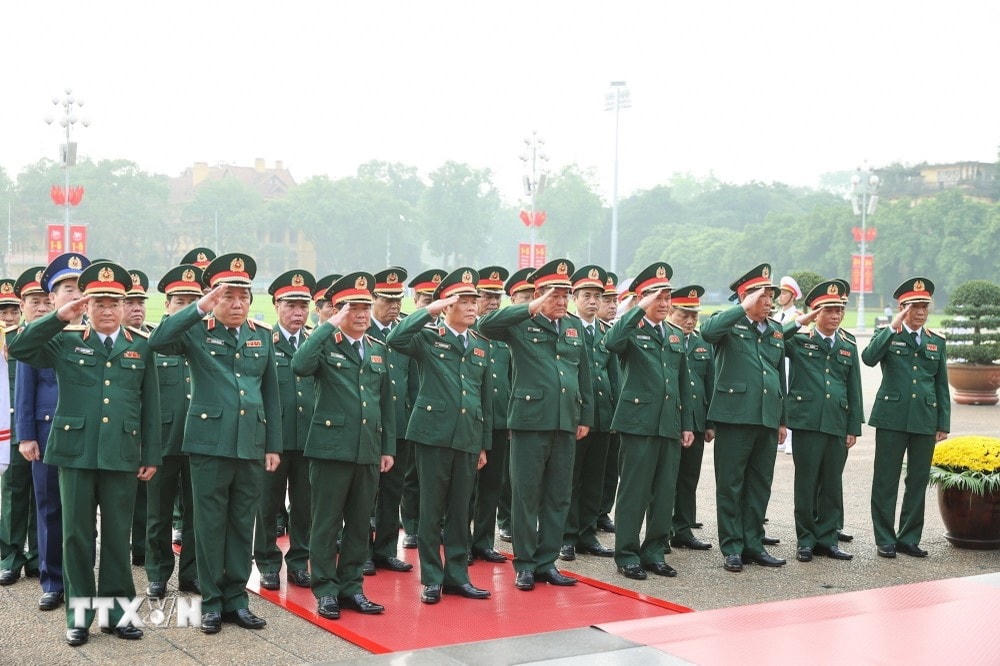 Đoàn đại biểu Quân ủy Trung ương, Bộ Quốc phòng vào Lăng viếng Chủ tịch Hồ Chí Minh. (Ảnh: Dương Giang/TTXVN) ttxvn_vao lang vieng bac 3.jpg