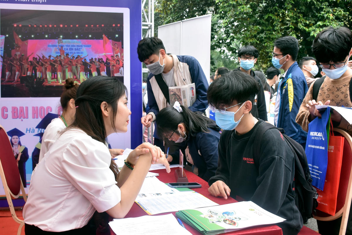 Thí sinh tìm hiểu thông tin tuyển sinh của trường đại học.