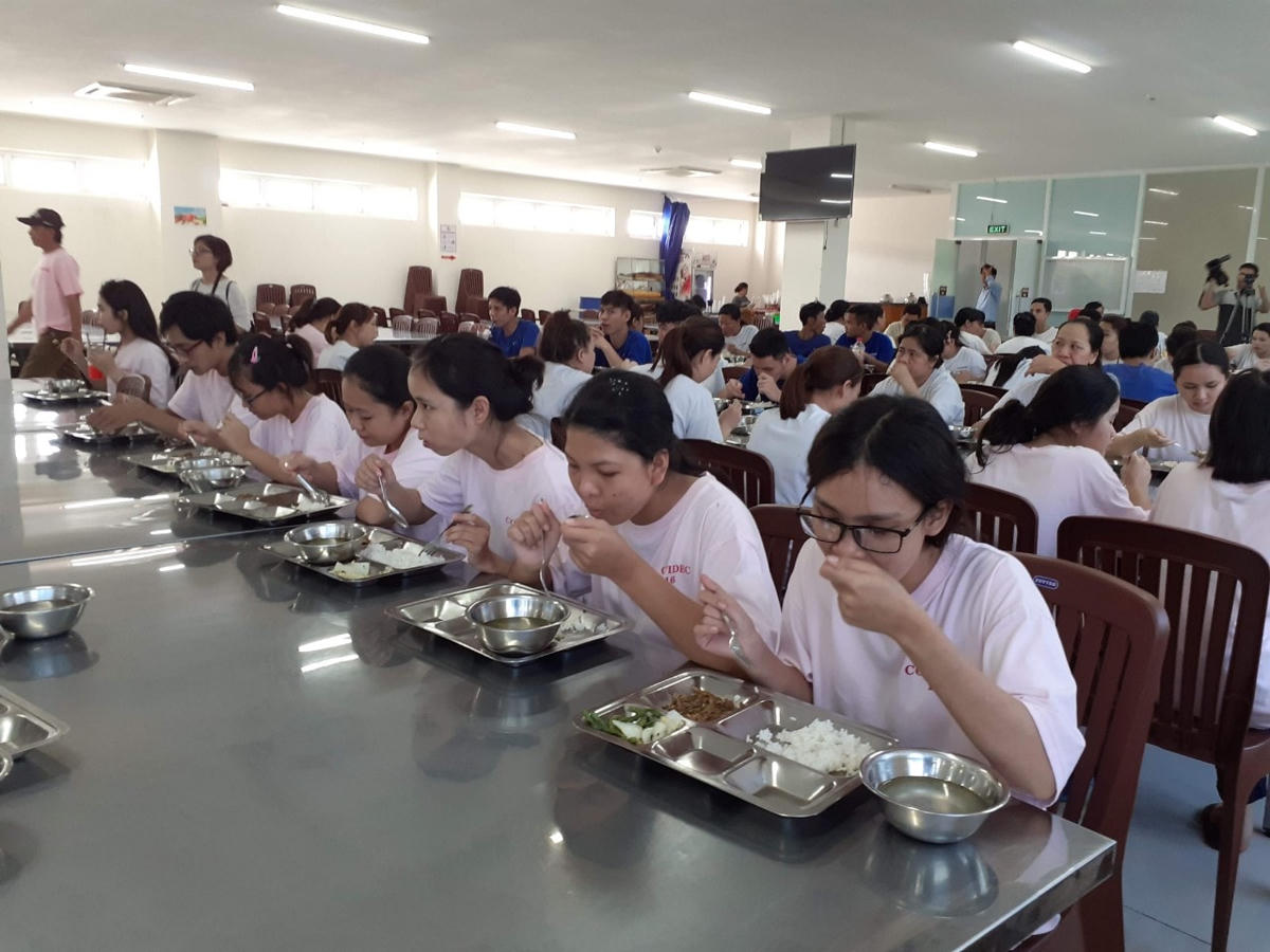 Bảo đảm an toàn bữa ăn cho người lao động.